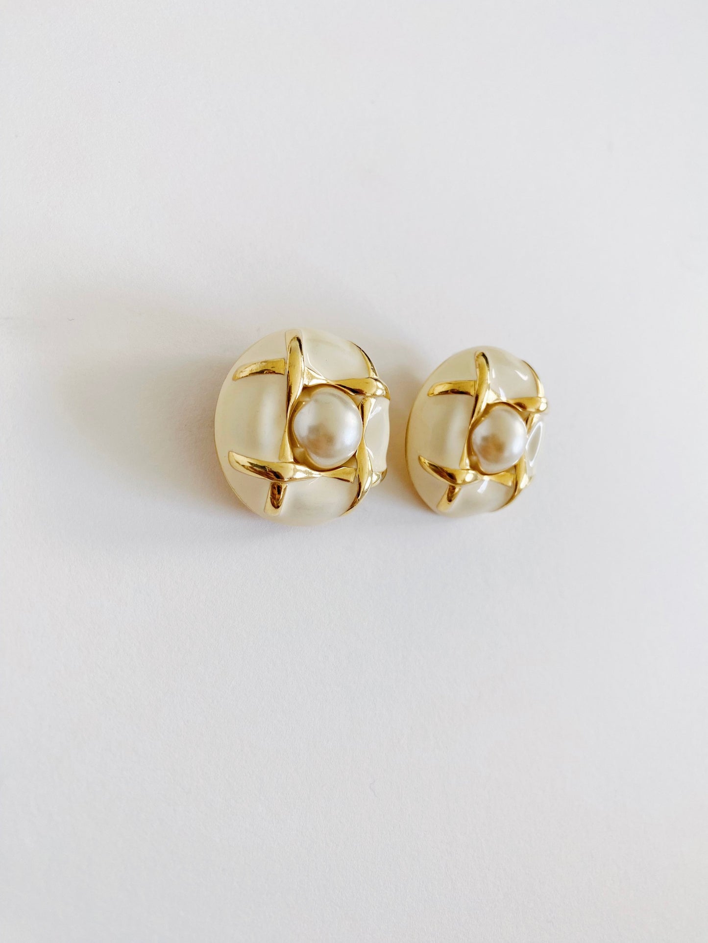 Vintage Erwin Pearl Enamel Pearl Earrings