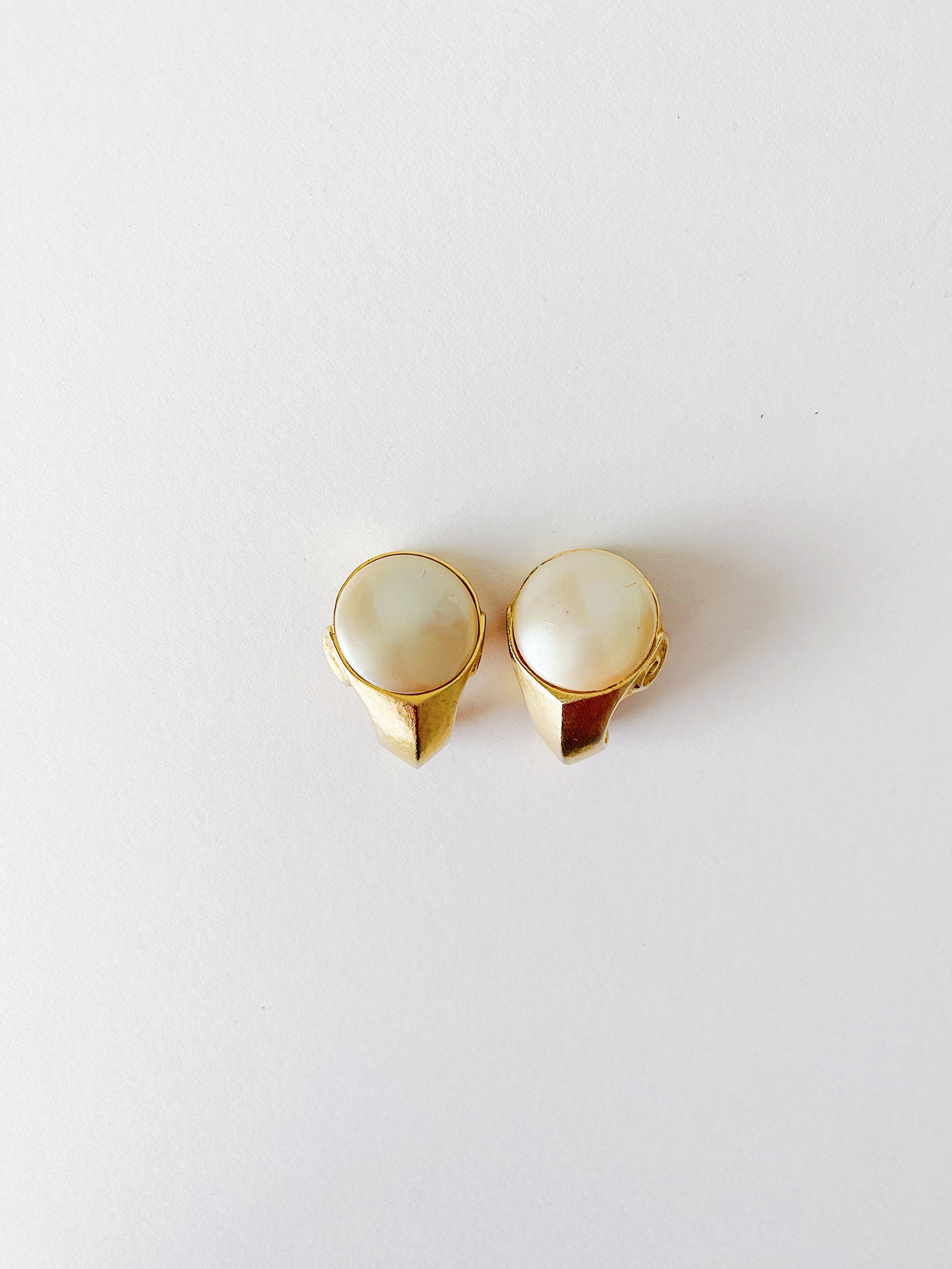 Vintage 1980s chunky pearl curved clip-on earrings with brushed matte gold plating and swirl detailing.