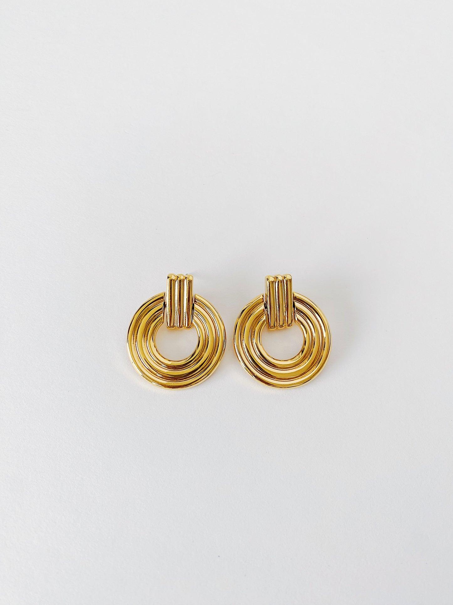 Vintage 1990s Monet gold-plated ribbed ring hoop earrings in door knocker style